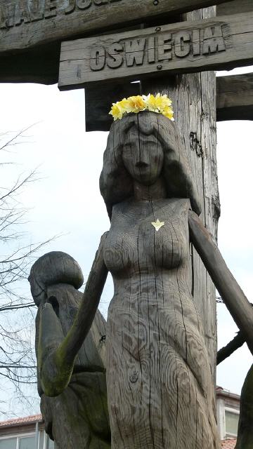 Statuer vor der Internationalen Jugendbegegnungsstätte Oswieicm